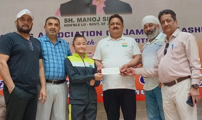 Er Kiran Wattal alongwith officials of Association handing over a cheque to Muskan in presence of SP Singh, Chairman of GFI Technical Committee.