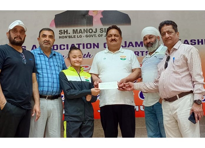 Er Kiran Wattal alongwith officials of Association handing over a cheque to Muskan in presence of SP Singh, Chairman of GFI Technical Committee.