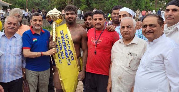 Dera Baba Banda Bahadur Prabandhak Committee members posing along with the winner at Reasi on Saturday.