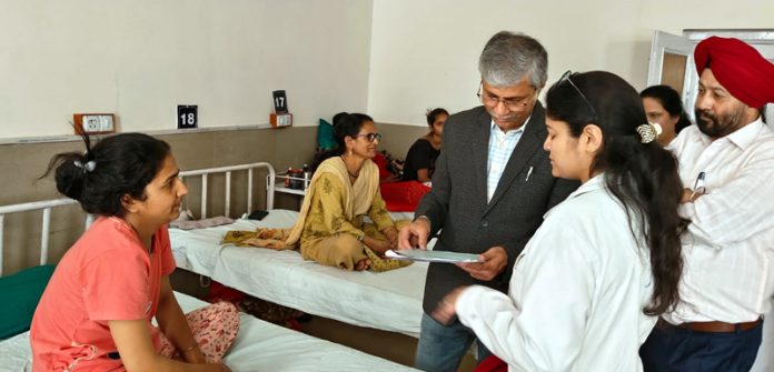 Secretary, Union Ministry of Ayush, Vaidya Rajesh Kotecha interacting with a patient in the IPD of Government Ayurvedic Hospital, Jammu.