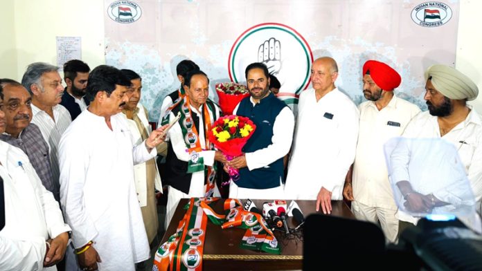 JKPCC chief Vikar Rasool and others welcoming DPAP leader Rajinder Parsad of Nowshera and others in Cong fold at party office in Jammu.