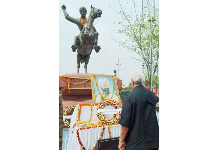 LG Manoj Sinha laying wreath at statue of General Zorawar Singh in Bahu Plaza, Jammu.