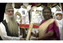 Ghulam Nabi Dar receiving Padma Award from President Droupadi Murmu at a ceremonial function at Rashtrapati Bhavan on Monday.