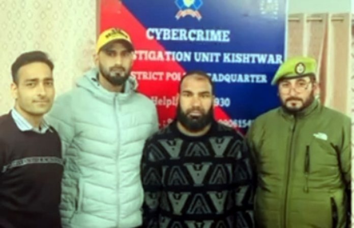 Cops of CIU Kishtwar pose for a photograph with complainant whose money was defrauded online.
