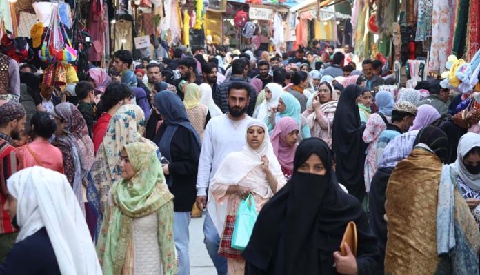 Shoppers throng market in Srinagar. -Excelsior/Shakeel