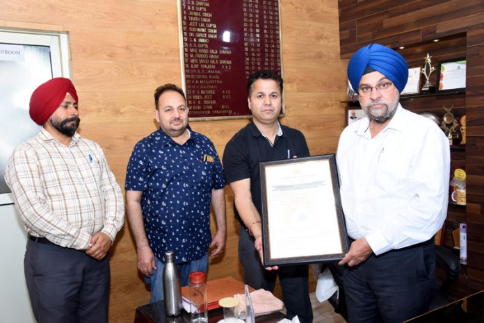 Vikas Padha, Agronomist presents accreditation certificate to Director Agriculture, Arvinder Singh Reen.