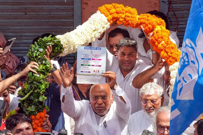 Congress President Mallikarjun Kharge with party leaders and supporters during the launch of the party's ‘Ghar Ghar Guarantee Abhiyan’ ahead of Lok Sabha elections, in New Delhi.