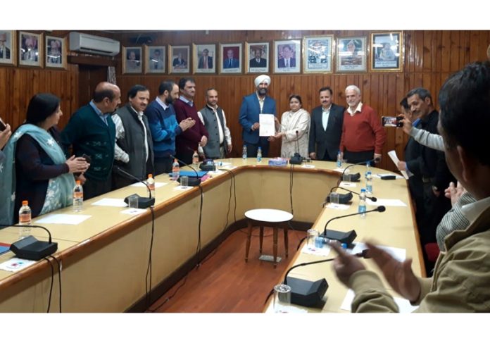KU Vice-Chancellor and others felicitating Dr Mandeep Singh.