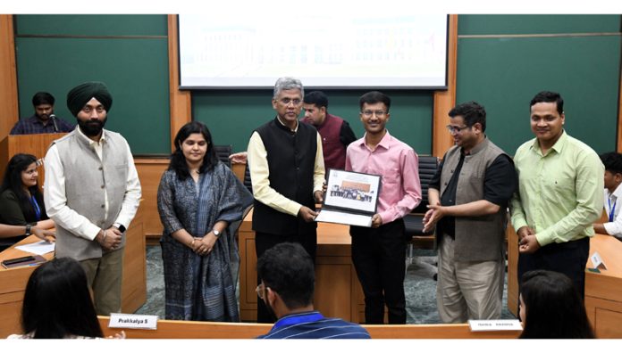 Director IIM Jammu presenting certificates to participants of Immersion Programme.