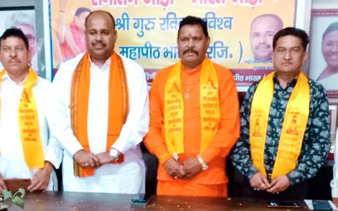 National secretary Shri Guru Ravi Dass Mahapeeth and senior BJP leader, Balbir Ram Rattan during a meeting at Haridwar with other members of the organisation.