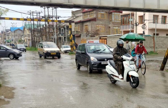 Rain drenches Srinagar on Wednesday evening. -Excelsior/Shakeel