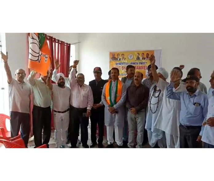 Rakesh Mahajan (Incharge, BJP All Cells, J&K) along with other party leaders during an election campaigning meeting at Dayala Chak, Kathua.