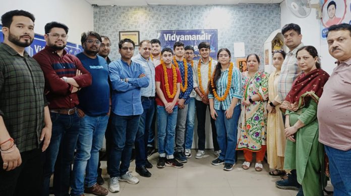 Vidyamandir Classes (VMC) faculty posing along with successful candidates of JEE Mains from VMC Jammu.