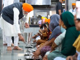 PM Modi Visits Patna Sahib, Cooks Langar, Seeks Guru's Blessings