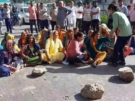 Family members of deceased protesting for fair investigation into alleged drowing of a youth in Udhampur. -Excelsior/K Kumar