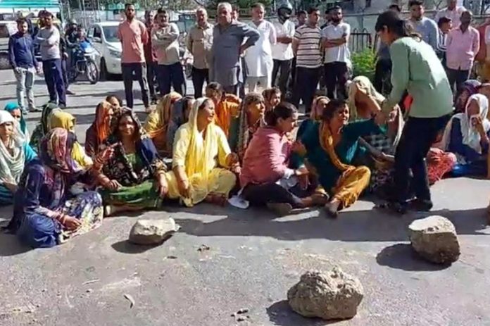 Family members of deceased protesting for fair investigation into alleged drowing of a youth in Udhampur. -Excelsior/K Kumar