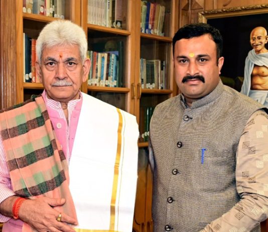LG Manoj Sinha meeting with Mahant Rohit Shastri at Raj Bhawan on Sunday.