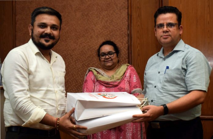 Ankit Jhawar Deputy Director, GeM, felicitating the participants, who attended a programme organised by SMVDU on Wednesday.