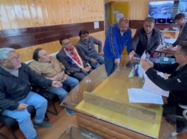 Top NC and Cong leaders join Haji Hanifa Jan, NC district president for Kargil, as he files papers as an Independent candidate. — Excelsior / Basharat Ladakhi