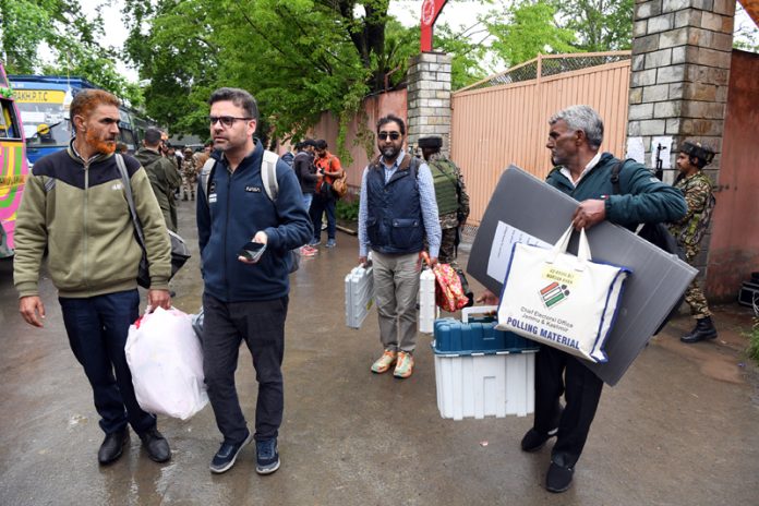 Polling officials leave after collecting EVMs and other election material ahead of the fourth phase of Lok Sabha elections in Srinagar. - Excelsior/Shakeel