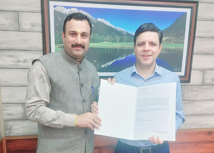 Mahant Rohit Shastri, submitting a memorandum to Sanjeev Verma, Commissioner Secretary in Jammu on Tuesday.