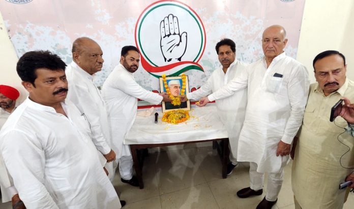 Cong leaders paying tribute to Pt Jawahar Lal Nehru during a function in Jammu on Monday. — Excelsior/Rakesh