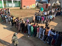 Voters waiting in a long queue to exercise right to franchise at Pattan in Baramulla district. — Excelsior/Younis Khaliq