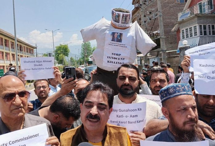 Activists protesting against the killing of BJP leader and former Sarpanch Aijaz Ahmed Sheikh in Srinagar on Tuesday.(UNI)