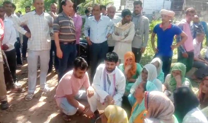Family members of deceased lineman protesting at Ramnagar hospital.