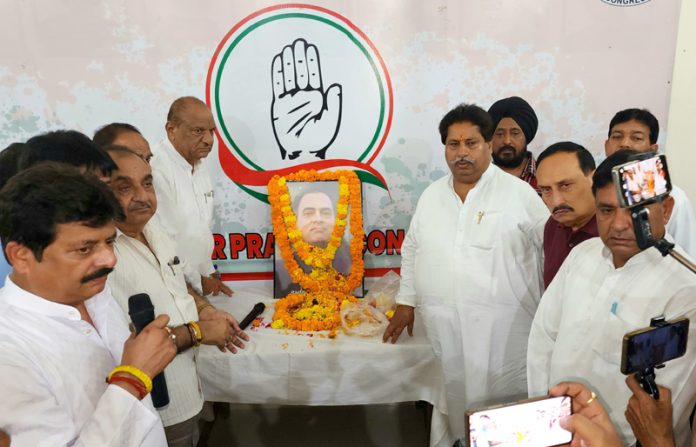 Congress leaders paying tribute to Rajiv Gandhi at JKPCC Headquarters in Jammu. —Excelsior/Rakesh