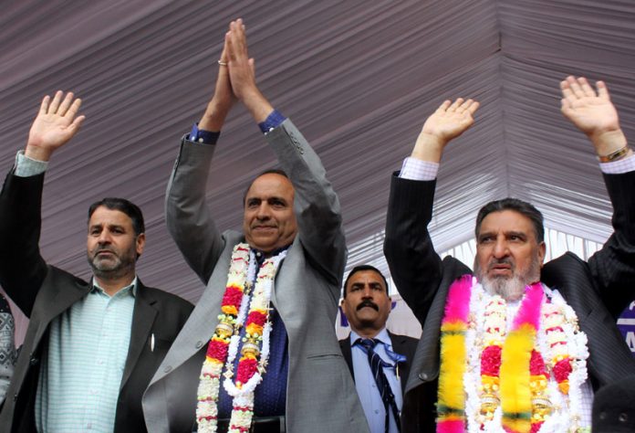 J&K Apni Party president Altaf Bukhari alongwith other party leaders during a public meeting at Fateh Kadal area of Srinagar on Saturday. -Excelsior/Shakeel