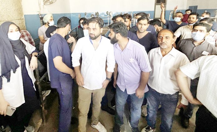 Male nursing staff during a protest in Emergency Unit of GMCH Jammu on Tuesday. —Excelsior/Rakesh