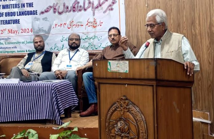 A speaker presenting his research paper during technical session of seminar on Urdu at JU.