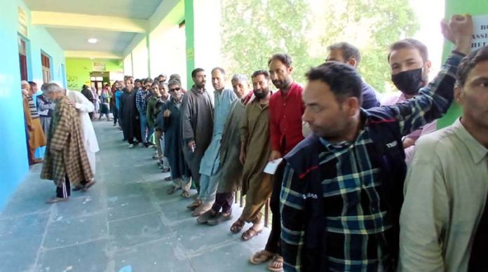 People line up for voting in Bandipora.—Excelsior/Firdous