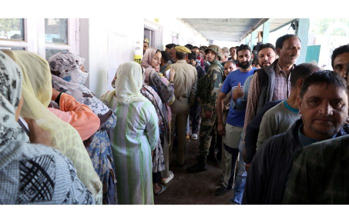 Long queue of voters at Bemina in Budgam district on Monday. —Excelsior/Shakeel