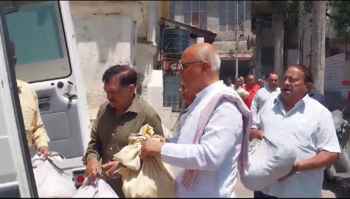 Former Mayor, Rajinder Sharma taking unclaimed ashes for immersion in Devak.