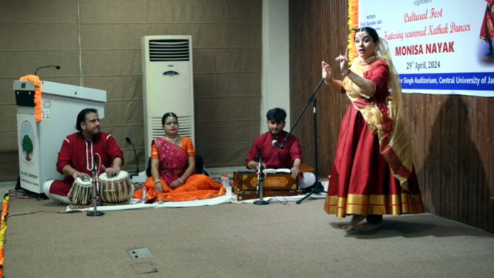 Monisa Nayak giving performance during SPIC MACAY cultural evening at CUJ.