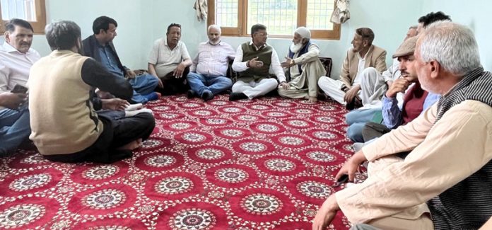 BJP leaders led by party general secretary Vibodh Gupta during visit to residence of Mohammad Razak.
