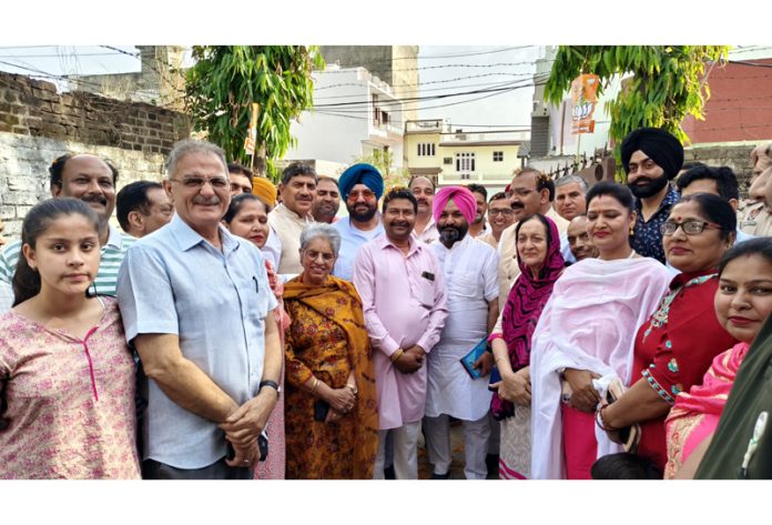 Kavinder Gupta and other BJP leaders campaigning in favour of BJP candidate in Gurdaspur Parliamentary Constituency.