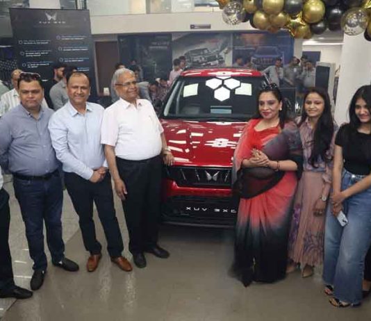 Ritu Singh along with Swatantar Aggarwal, Chairman of Aggarwal Group launching new 'the XUV 3XO' in Jammu on Monday.