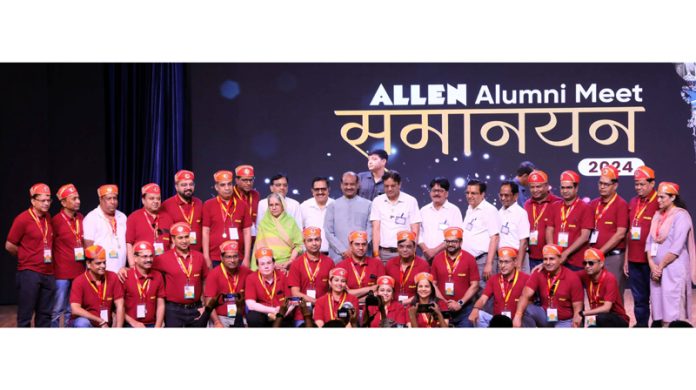 Lok Sabha Speaker Om Birla and former students of ALLEN Career Institute posing together during Alumni Meet.