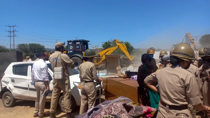 Officials of Police and civil administration during an anti-encroachment drive at Balol 'Khad' area of Bari-Brahmana in Samba district.-Excelsior/Nischal