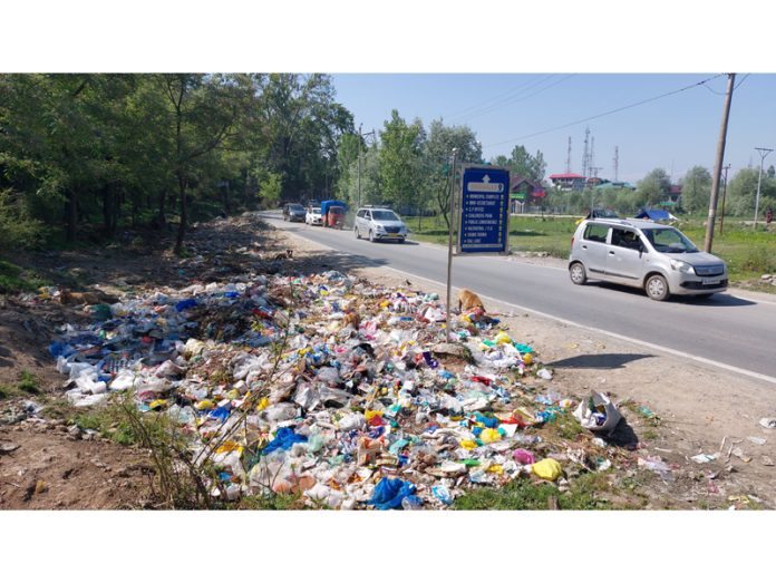 Rampant dumping of garbage along Srinagar-Leh highway in Ganderbal. — Excelsior/Firdous
