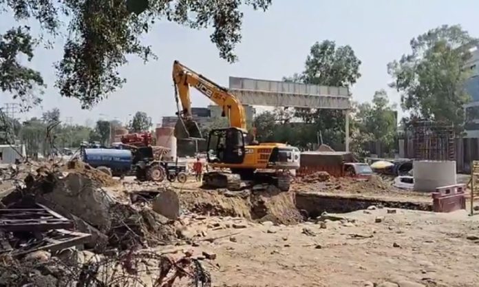 Traffic Restrictions Imposed In Canal Head Area To Facilitate Flyover, Road Construction Work