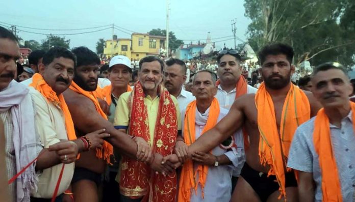 Dignitaries introducing wrestlers before the match at Ramnagar, Udhampur on Tuesday.