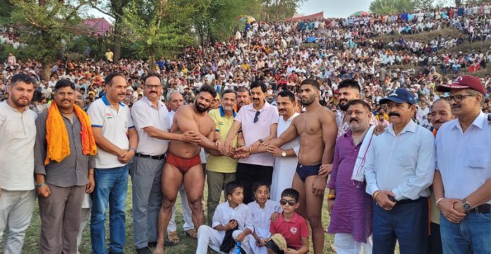 Dignitaries posing along with wrestlers before the main bout at Udhampur.
