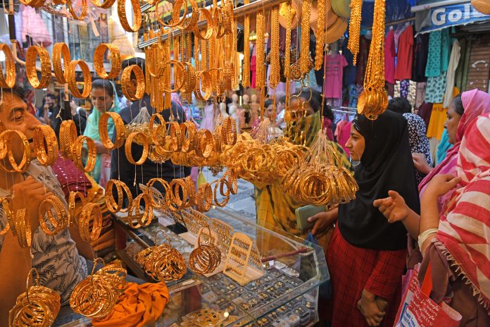 Ahead Of Eid, Kashmir Markets Abuzz With Shoppers