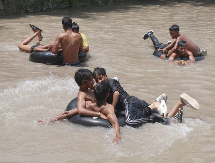 Beating the heat: children taking bath in Ranbir Canal at Jammu. —Excelsior/Rakesh