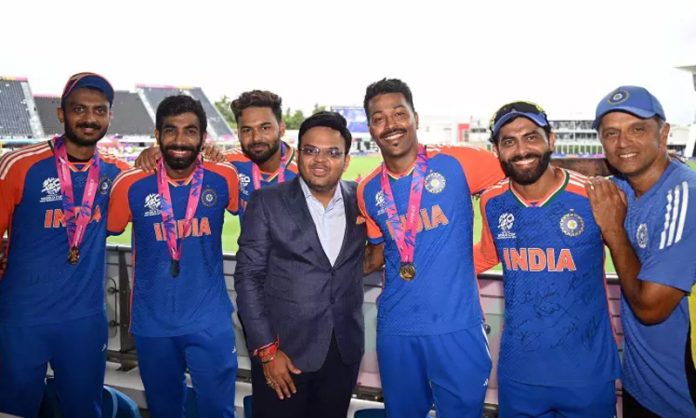 BCCI Secy Jay Shah posing with team members.