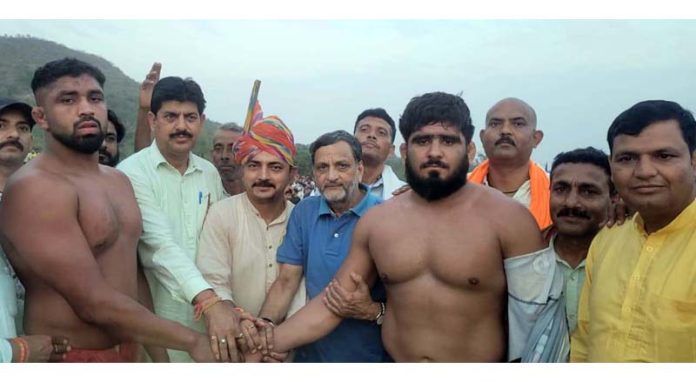 Chief Guest posing along with wrestlers before main bout at Udhampur.